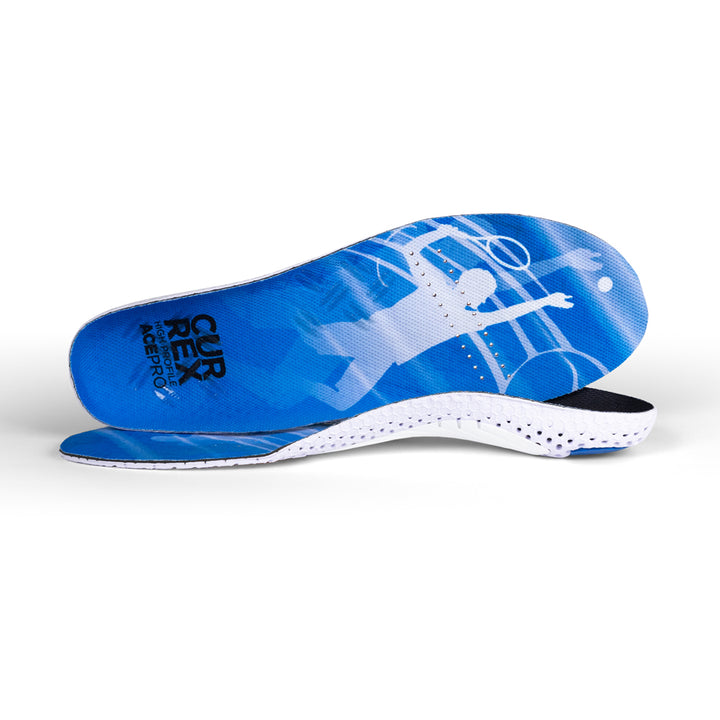 Vue d'une paire de semelles ACEPRO bleues à profil haut, une debout sur le côté pour montrer le haut de la semelle, la seconde placée à l'avant montrant son profil avec le pied face à la direction opposée #1-choix-de-son-profil_haut