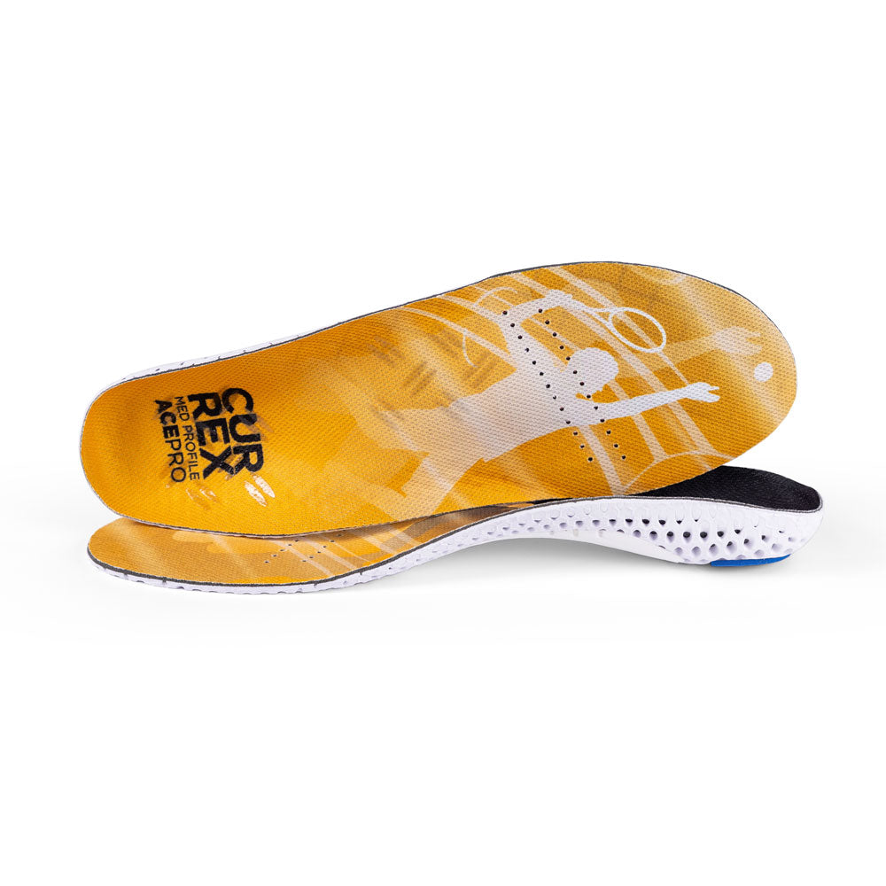 Vue d'une paire de semelles ACEPRO jaunes à profil moyen, l'une debout sur le côté pour montrer le haut de la semelle, la seconde placée à l'avant montrant son profil alors que le talon est face à la direction opposée #1-choix-de-son-profil_med