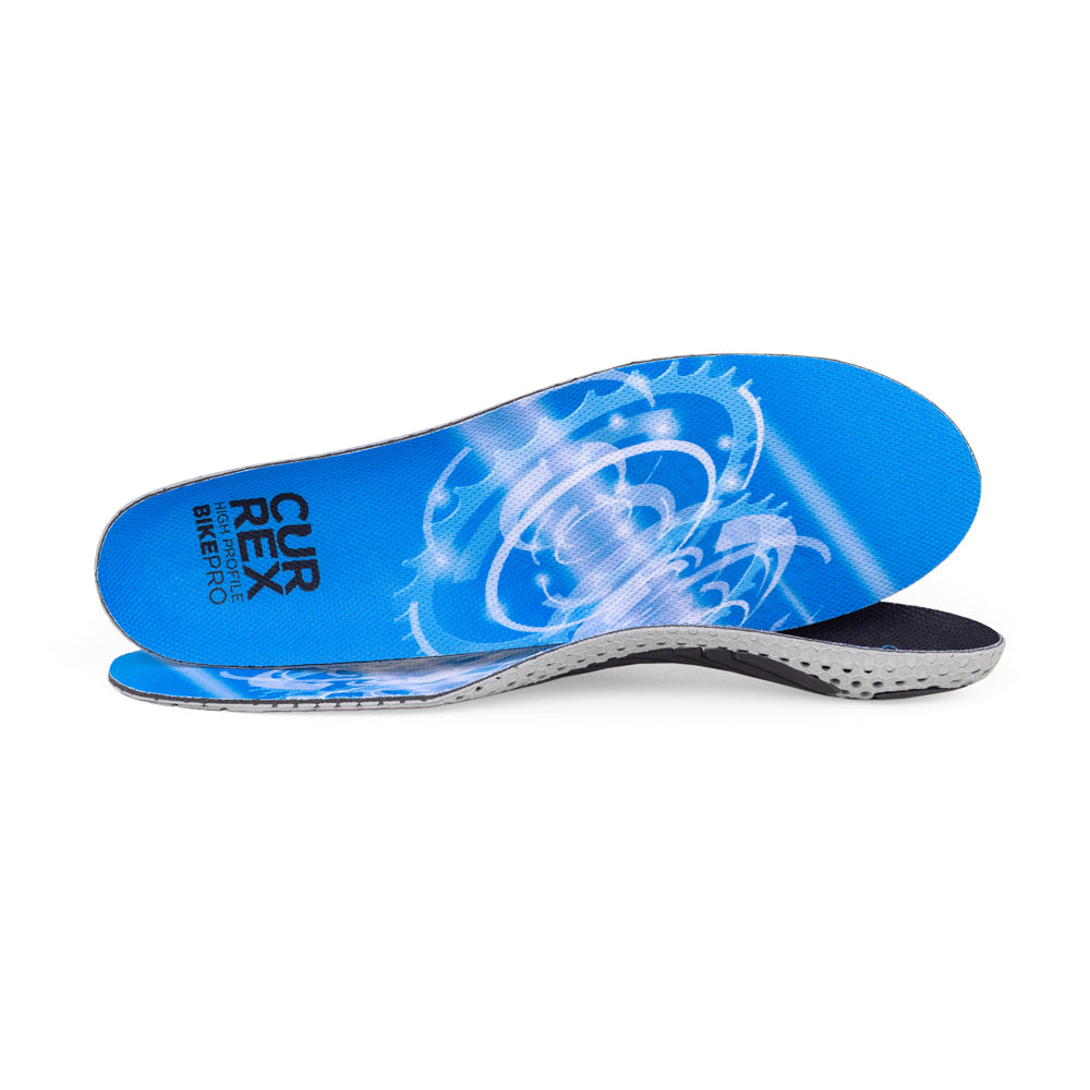 Vue d'une paire de semelles BIKEPRO bleues à profil haut, une debout sur le côté pour montrer le haut de la semelle, la deuxième semelle placée à l'avant montrant son profil avec le pied face à la direction opposée #1-choix-de-son-profil_haut