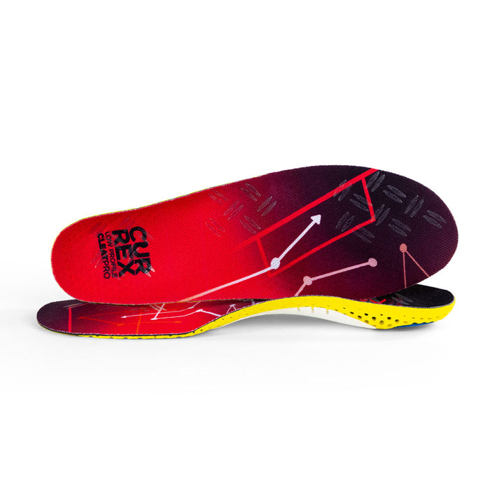 Vue d'une paire de semelles CLEATPRO rouges à profil bas, l'une debout sur le côté pour montrer le haut de la semelle, la deuxième semelle placée à l'avant montrant son profil tandis que le talon est face à la direction opposée #1-choix-de-ton-profil_low