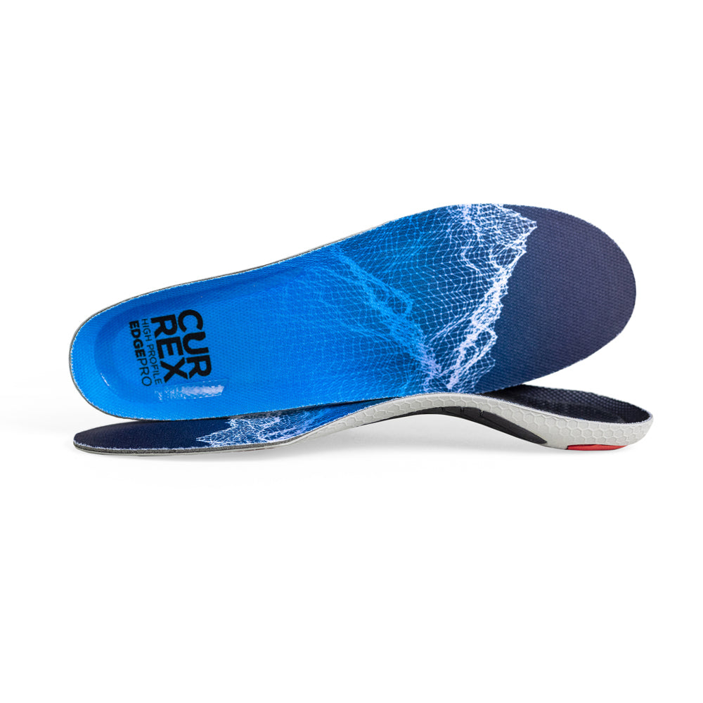 Vue d'une paire de semelles hautes bleues EDGEPRO, une debout sur le côté pour montrer le haut de la semelle, la seconde placée à l'avant montrant son profil avec le pied face à la direction opposée #1-choix-de-son-profil_haut