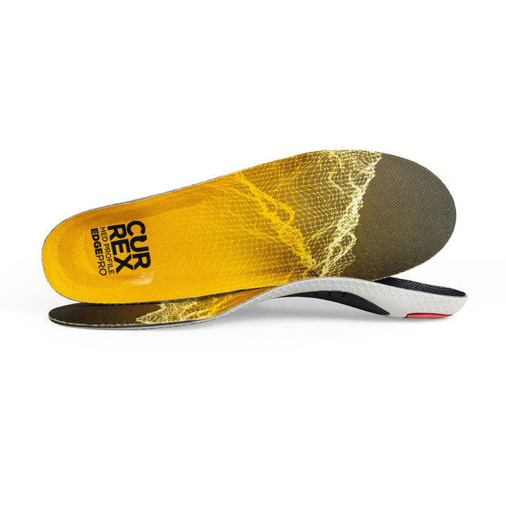 Vue d'une paire de semelles EDGEPRO jaunes à profil moyen, l'une debout sur le côté pour montrer le haut de la semelle, la seconde placée à l'avant montrant son profil tandis que le talon est face à la direction opposée #1-choix-de-son-profil_med
