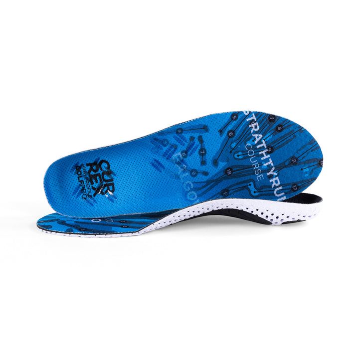 Vue d'une paire de semelles bleues haut profil GOLFPRO, une debout sur le côté pour montrer le haut de la semelle, la deuxième semelle placée à l'avant montrant son profil avec la pointe du pied face à la direction opposée #1-choix-de-ton-profil_haut