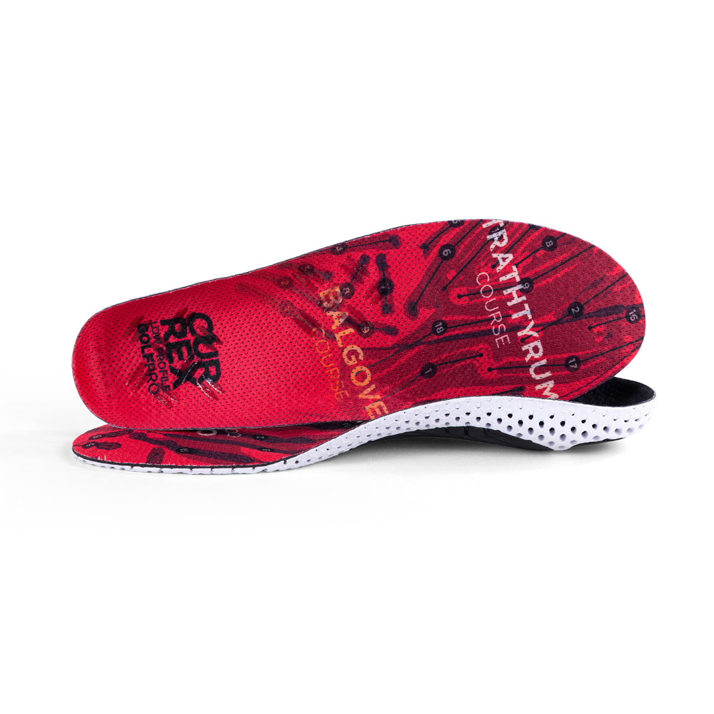 Vue d'une paire de semelles rouges GOLFPRO à profil bas, une debout sur le côté pour montrer le haut de la semelle, la deuxième semelle placée à l'avant montrant son profil avec la pointe du pied face à la direction opposée #1-choix-de-ton-profil_low