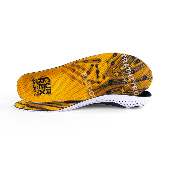 Vue d'une paire de semelles GOLFPRO jaunes à profil moyen, l'une debout sur le côté pour montrer le haut de la semelle, la seconde placée à l'avant montrant son profil avec le talon face à la direction opposée #1-choix-de-son-profil_med