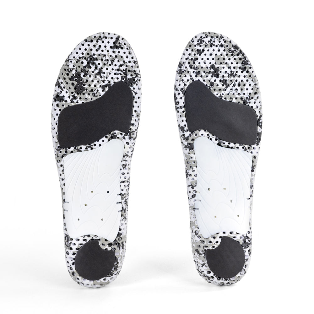 Vue de la base de la paire de semelles HIKEPRO à profil haut avec soutien du cou-de-pied blanc, coussinet gris pour le talon, coussinet noir pour l'avant-pied, base camo blanche et noire #1-choix-de-ton-profil_high