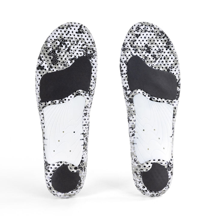Vue de la base de la paire de semelles HIKEPRO à profil bas avec soutien du cou-de-pied blanc, coussinet gris pour le talon, coussinet noir pour l'avant-pied, base camo blanche et noire #1-choix-de-ton-profil_low
