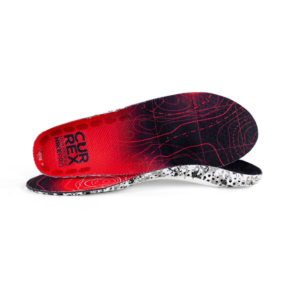 Vue d'une paire de semelles HIKEPRO rouges à profil bas, l'une debout sur le côté pour montrer le haut de la semelle, la deuxième semelle placée à l'avant montrant son profil avec le pied face à la direction opposée #1-choix-de-son-profil_low