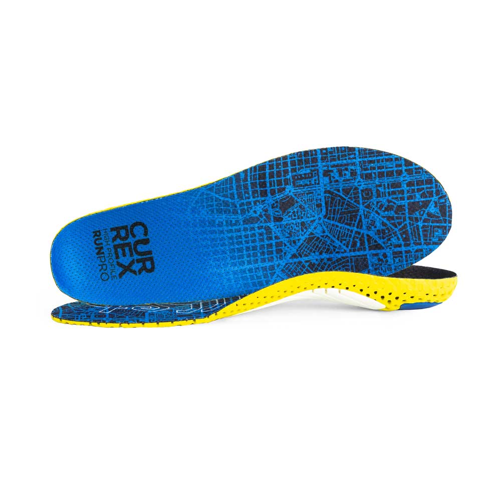 Vue d'une paire de semelles RUNPRO bleues à profil haut, l'une debout sur le côté pour montrer le haut de la semelle, la deuxième semelle placée à l'avant montrant son profil avec le pied face à la direction opposée #1-choix-de-son-profil_haut