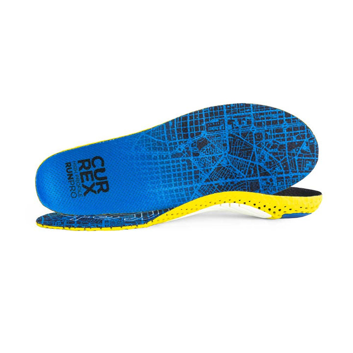 Vue d'une paire de semelles RUNPRO bleues à profil haut, l'une debout sur le côté pour montrer le haut de la semelle, la deuxième semelle placée à l'avant montrant son profil avec le pied face à la direction opposée #1-choix-de-son-profil_haut