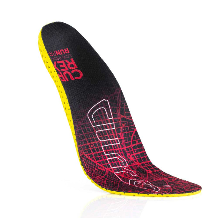 Vue de dessus flottante des semelles RUNPRO à profil bas de couleur rouge avec base jaune #1-choisir-son-profil_low