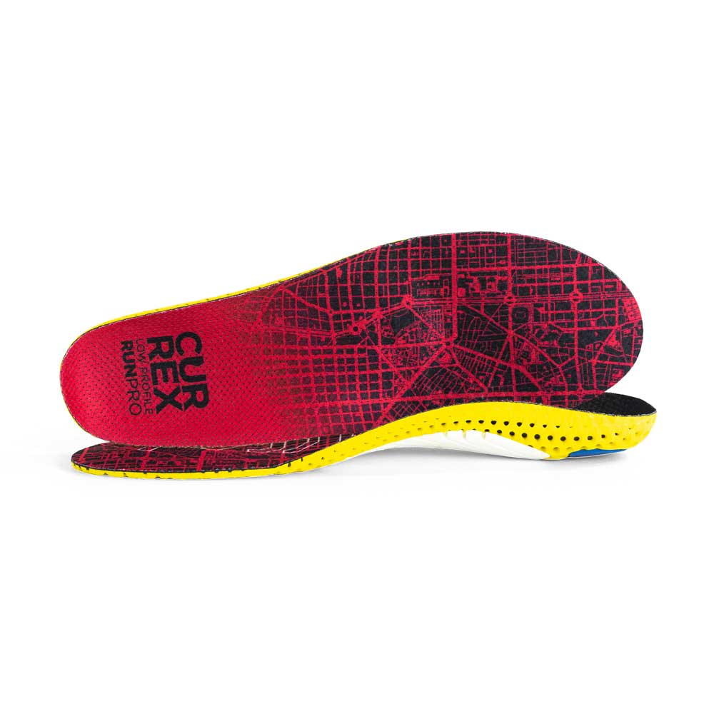 Vue d'une paire de semelles RUNPRO rouges à profil bas, l'une debout sur le côté pour montrer le haut de la semelle, la deuxième semelle placée à l'avant montrant son profil avec le pied face à la direction opposée #1-choix-de-son-profil_low