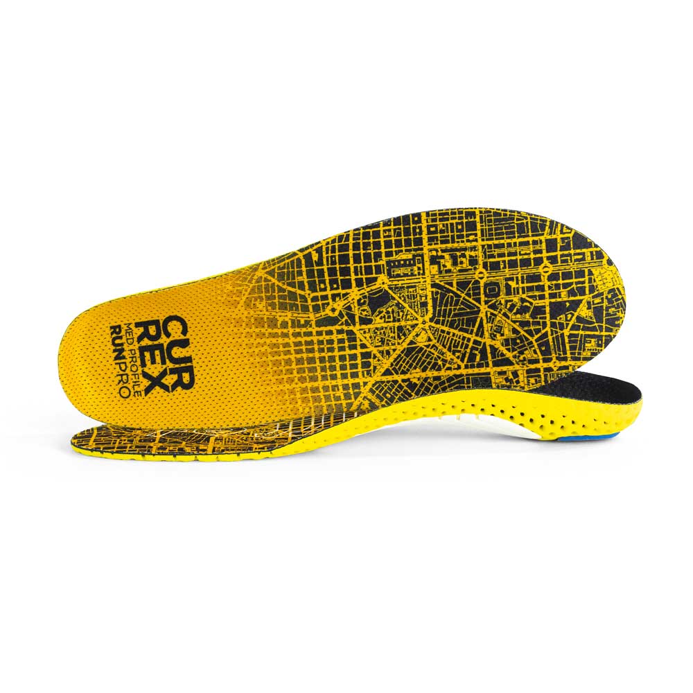 Vue d'une paire de semelles RUNPRO jaunes à profil moyen, l'une debout sur le côté pour montrer le haut de la semelle, la seconde placée à l'avant montrant son profil avec le pied face à la direction opposée #1-choix-de-son-profil_med