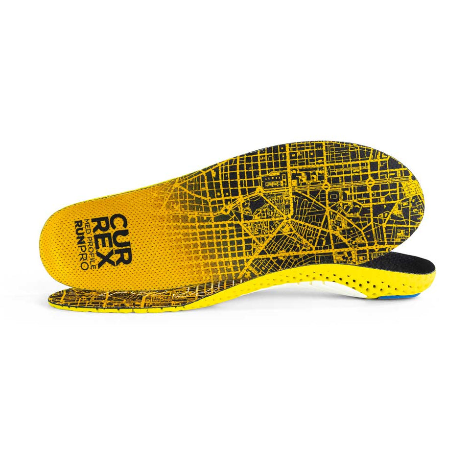 Vue d'une paire de semelles RUNPRO jaunes à profil moyen, l'une debout sur le côté pour montrer le haut de la semelle, la seconde placée à l'avant montrant son profil avec le pied face à la direction opposée #1-choix-de-son-profil_med