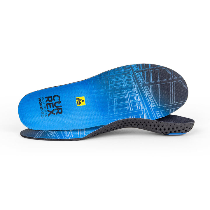 Vue d'une paire de semelles de travail bleues à profil haut, une debout sur le côté pour montrer le haut de la semelle, la deuxième semelle placée à l'avant montrant son profil tandis que le pied est face à la direction opposée #1-choix-de-son-profil_haut