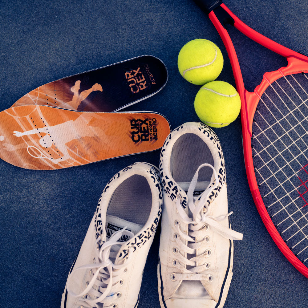 Chaussures CURREX ACEPRO à côté de chaussures de tennis blanches, de balles de tennis jaunes et d'une raquette #1-choisir-son-profil_haut