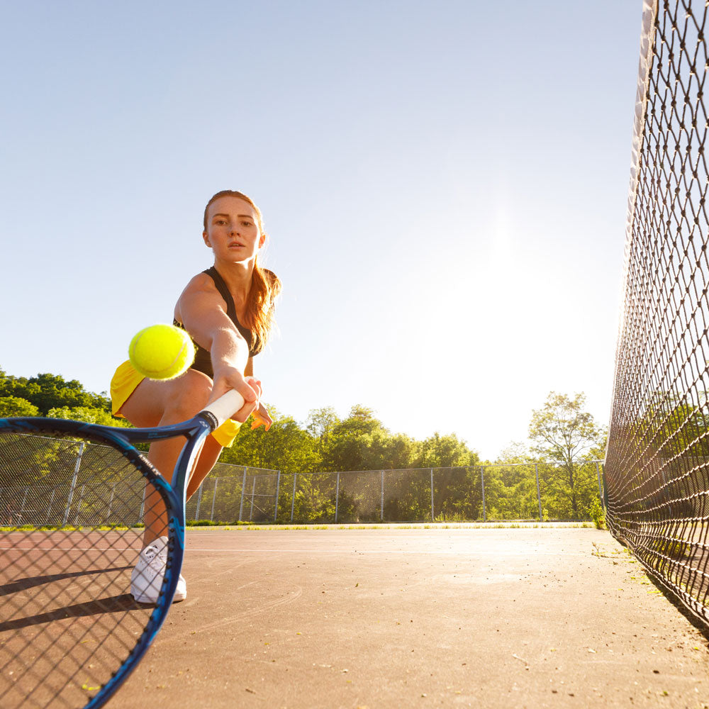 Femme jouant au tennis, frappant une balle de tennis avec une raquette de tennis #1-choisir-son-profil_med