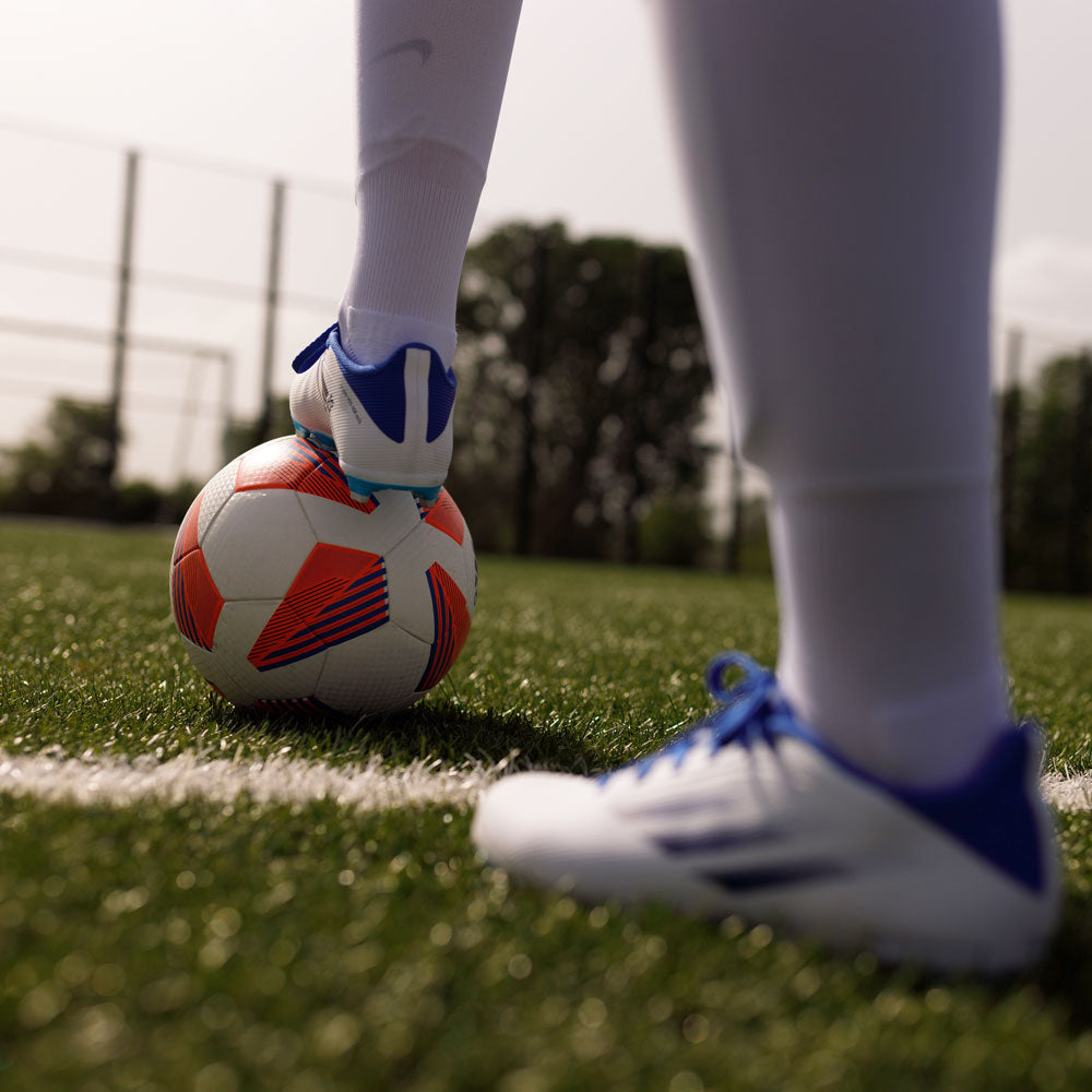 Femme jouant au foot sur un terrain de foot #1-choisir-son-profil_med