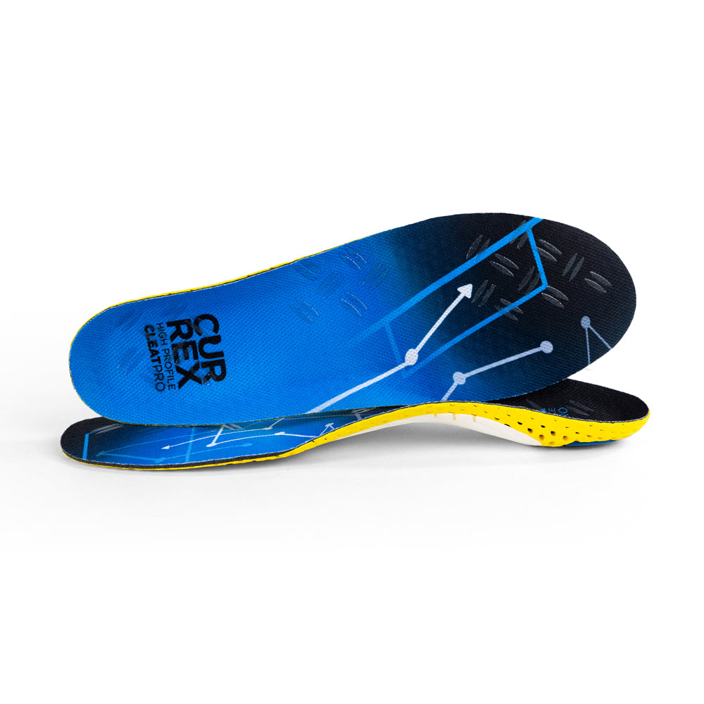 Vue d'une paire de semelles bleues à profil haut CLEATPRO, une debout sur le côté pour montrer le haut de la semelle, la seconde placée à l'avant montrant son profil avec l'orteil face à la direction opposée #1-choix-de-ton-profil_haut