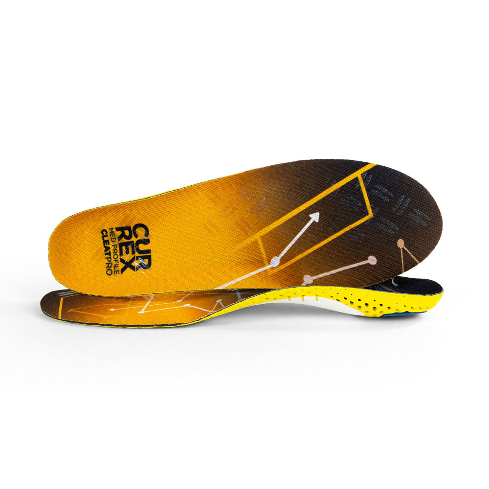 Vue d'une paire de semelles CLEATPRO jaunes à profil moyen, l'une debout sur le côté pour montrer le haut de la semelle, la seconde placée à l'avant montrant son profil avec le talon face au sens opposé #1-choix-de-son-profil_med