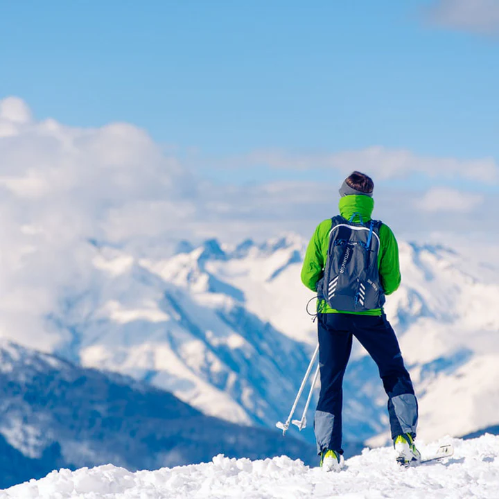 Personne prenant une pause du ski regardant les montagnes enneigées #1-choisir-son-profil_low