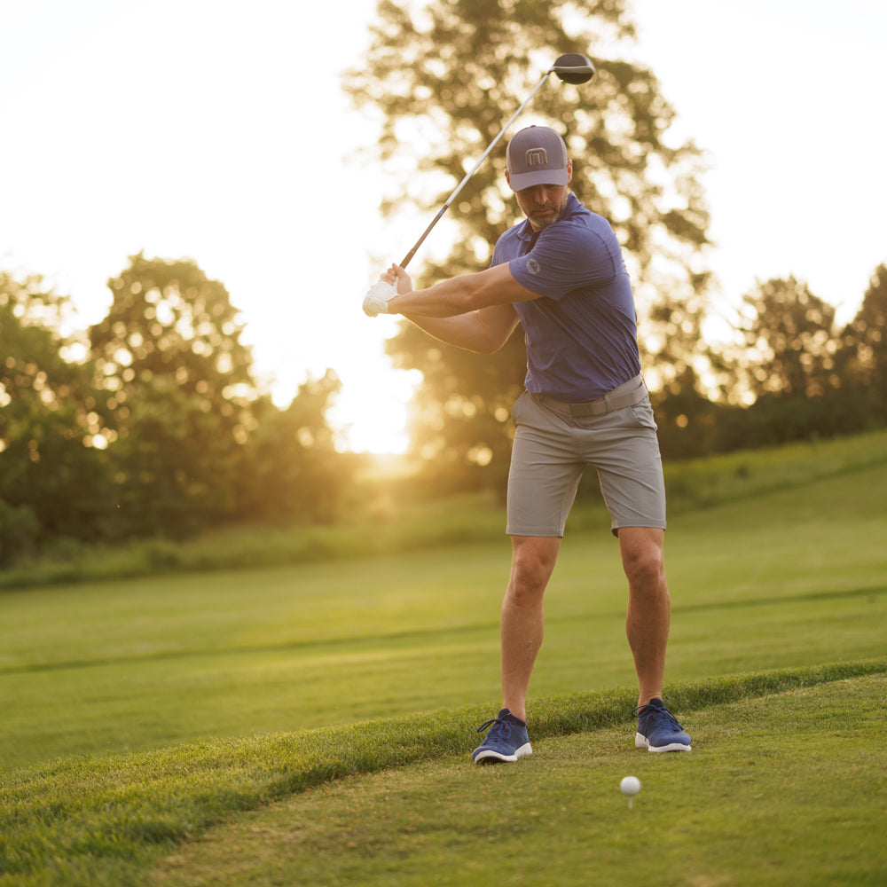 Homme jouant au golf sur le parcours au coucher du soleil #1-choisir-son-profil_low