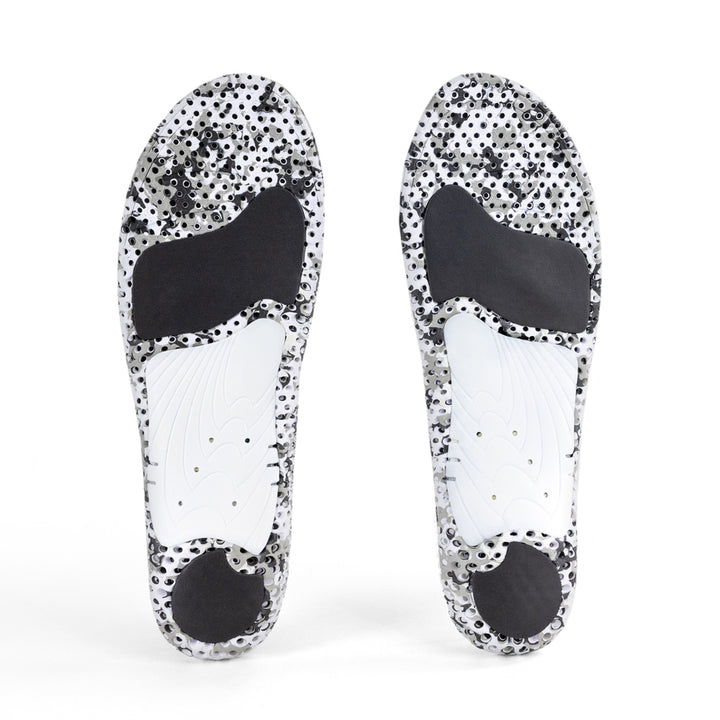 Vue de la base de la paire de semelles HIKEPRO profil moyen avec soutien du cou-de-pied blanc, coussinet gris pour le talon, coussinet noir pour l'avant-pied, base camo blanche et noire #1-choix-de-votre-profil_med