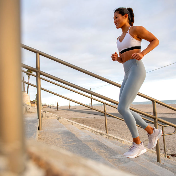 Femme runner s'arrêtant de courir tout en portant les semelles de course CURREX RUNPRO #1-choisir-son-profil_haut